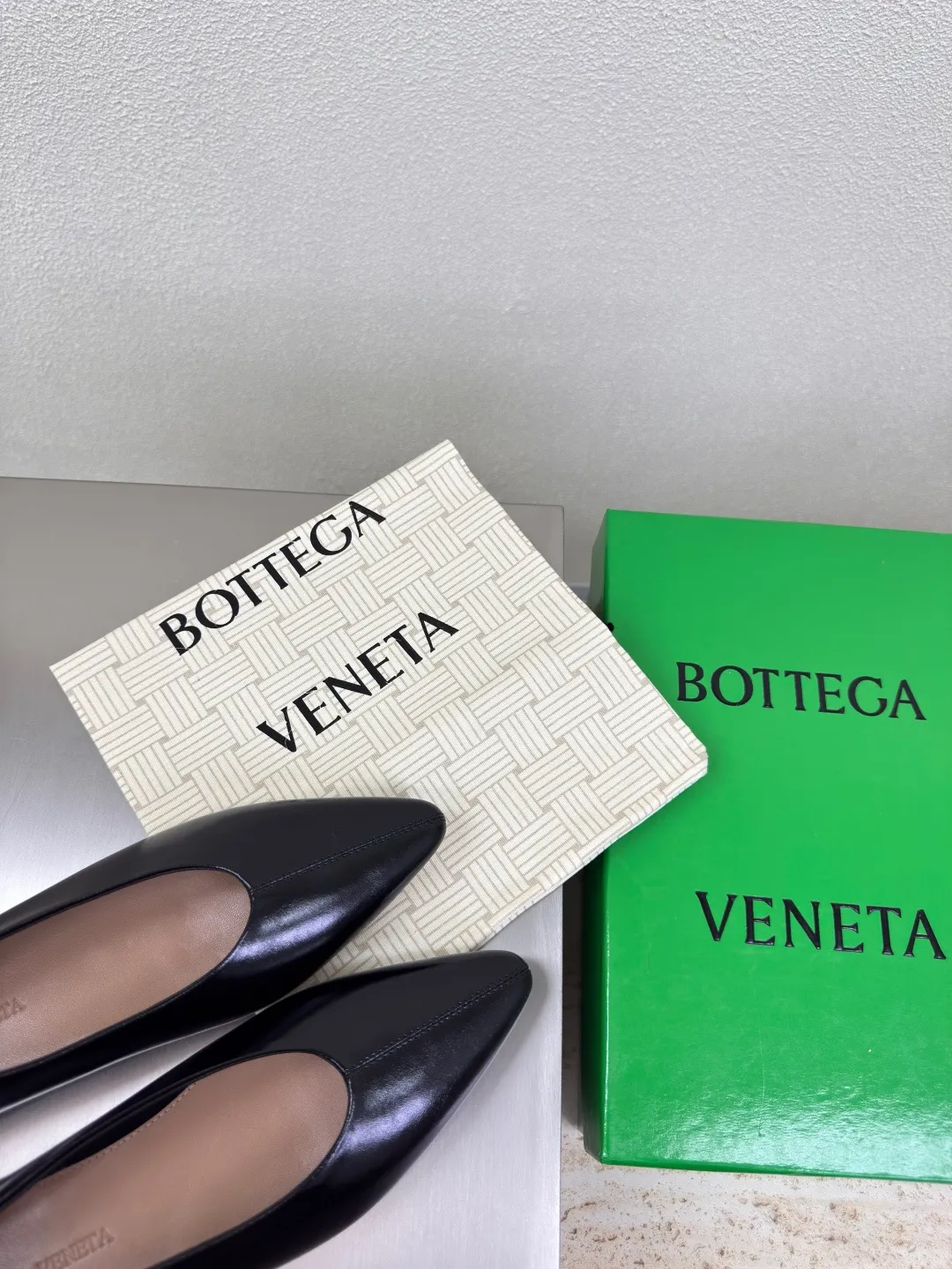 👟👟Ex-factory price 640👟👟 BV women's Sofia ballet shoes leather ballet shoes silver family elements woven series high version small round toe essential for commuting BV early autumn series are so beautiful💯 The use of elegant materials in shoes is intellectual, elegant and capable, full of high-end sense✅The design is beautiful~~ The fabric is made of original consistent lambskin and the shaping technology pursues the perfection of the internal process✅ Heel The foot pads are made of lambskin, never sloppy 🆚Original💯 Outsole technology Brand classic The new season uses Italian genuine leather outsole with clear dyeing technology and rubber square technology 💯 Comfortable and high-end flat design makes travel more comfortable and confident 35 36 37 38 39 40 41 42 (40 41 42 customized code number) Equipped with original packaging Hot glue process logo cloth bag